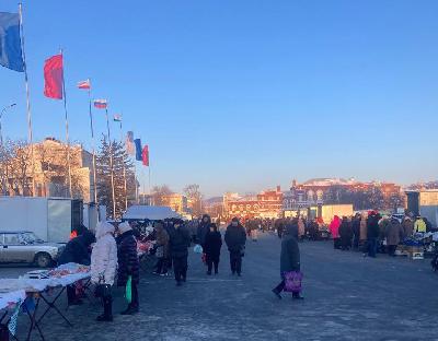 Сегодня на Театральной площади проводится традиционная ярмарка выходного дня 