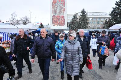 Губернатор посетил ярмарку на Театральной площади г. Саратова