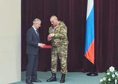Командир 99-го полка Андрей Пойдо наградил медалями «За укрепление боевого содружества» руководителей тепличных хозяйства региона 