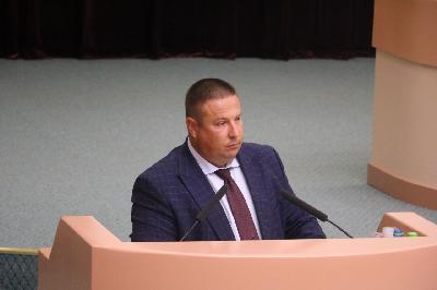 Сегодня заместитель Председателя Правительства области - министр сельского хозяйства области Роман Ковальский выступил с докладом на тему повышения эффективности вовлечения в оборот земель сельскохозяйственного назначения в Областной Думе