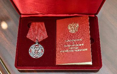Председатель СПК «Сельскохозяйственная артель «Дружба» Базарно-Карабулакского района Анатолий Букин награжден медалью ордена «За заслуги перед Отечеством II степени» 