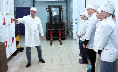 Студенты-технологи познакомились с тонкостями кондитерского производства 