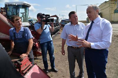 Глава региона обсудил с механизаторами СПК "Преображенский" текущую страду
