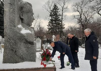 В День рождения Н.И. Вавилова Роман Ковальский возложил цветы к монументу выдающегося ученого 