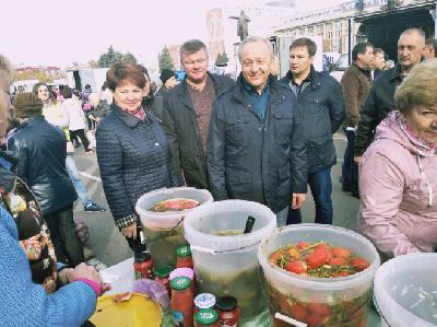 Губернатор посетил ярмарку на Театральной площади