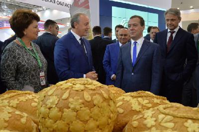 Стенд Саратовской области, представленный на выставке «Золотая осень -2017», посетил премьер-министр РФ Дмитрий Медведев