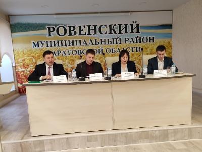 Вопрос повышения заработной платы аграриев обсудили в Ровенском районе 