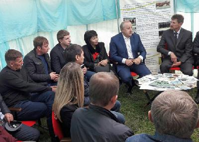 Губернатор Валерий Радаев провел встречу с животноводами и производителями мясной продукции