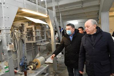 Губернатор области и Роман Ковальский посетили оптовый склад продуктов питания 
