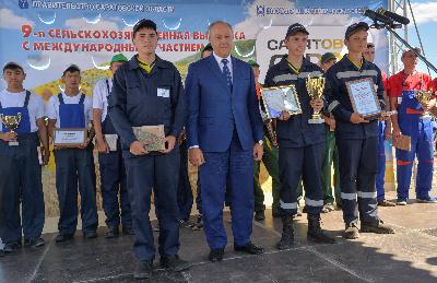 Валерий Радаев наградил победителей конкурса «Саратовский пахарь»