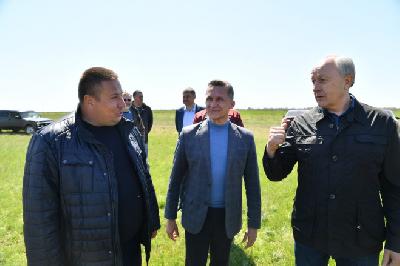Валерий Радаев и Роман Ковальский посетили сельхозпредприятия в Новоузенском районе