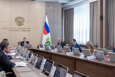Министр сельского хозяйства Дмитрий Патрушев провел очередное заседание оперативного штаба по мониторингу ситуации с социально значимой сельхозпродукцией и продовольствием.