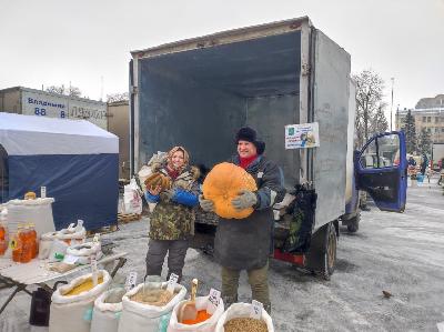 Самыми активными участниками ярмарки на Театральной площади стали сельхозтоваропроизводители Базарно-Карабулакского, Марксовского, Хвалынского, Энгельсского районов и г. Саратова