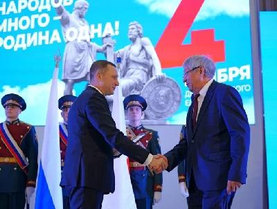 Губернатор Роман Бусаргин вручил свидетельство о занесении на Доску почёта Саратовской области Председателю совета Директоров АО «Племзавод «Трудовой» Сырему Байзульдинову