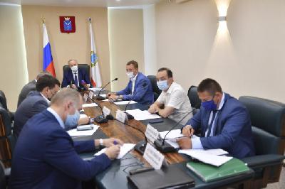 Губернатор провел селекторное совещание по ситуации с водообеспечением, открытием пляжей и реализацией программы обеспечения жильем детей-сирот