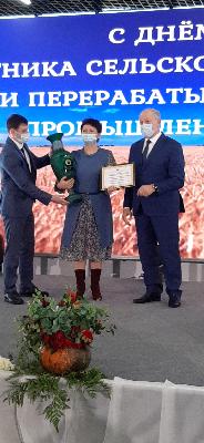 Вручены переходящие кубки Губернатора за высокие показатели в сельскохозяйственном производстве, переработке и хранении сельскохозяйственной продукции 