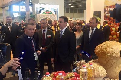 Стенд Саратовской области на «Зеленой неделе» посетил Министр сельского хозяйства Российской Федерации 