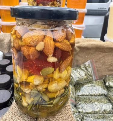 Более 170 участников представили свою продукцию на ярмарке выходного дня на Театральной площади
