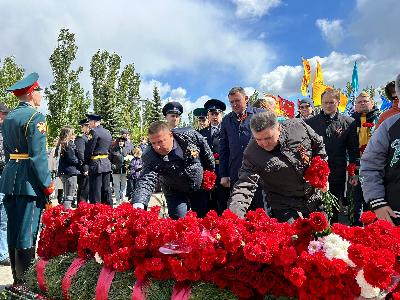 Роман Ковальский почтил память погибших солдат и офицеров