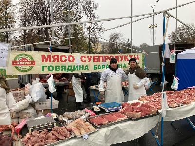 Более 5,5 тонн свежего мяса привезли саратовские фермеры на ярмарку выходного дня 