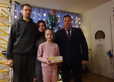 «Елка желаний»: Роман Ковальский исполнил мечты 10-летней Варвары и 15-летней Анастасии