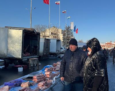 Зампред ознакомился ассортиментом продукции на ярмарке выходного дня