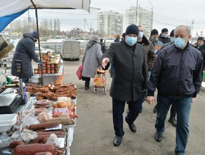 На сельхозрынке в пос. Юбилейный - широкая ярмарочная торговля от саратовских производителей