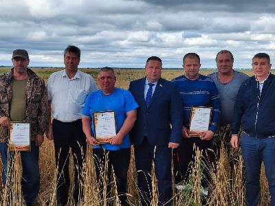 Роман Ковальский вручил Благодарственные письма министерства сельского хозяйства области лучшим работникам ООО «Наше дело» Энгельсского МР