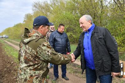 Губернатор Валерий Радаев и зампред Правительства Роман Ковальский ознакомились с ходом весенне-полевых работ в хозяйствах Советского и Краснокутского районов
