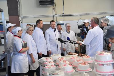 Губернатор Роман Бусаргин посетил сеть кондитерских в Пугачевском районе 