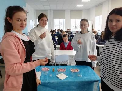 В «Точках роста» города Аткарска агроклассников научили определять качество колбасы органолептическим методом