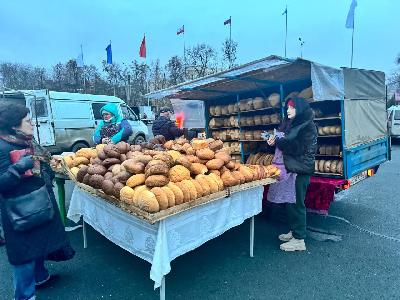 Сегодня на Театральной площади проводится традиционная ярмарка выходного дня 