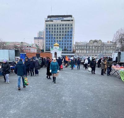 Сегодня на Театральной площади проводится традиционная ярмарка выходного дня 