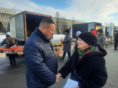 Роман Ковальский проверил цены на ярмарке выходного дня