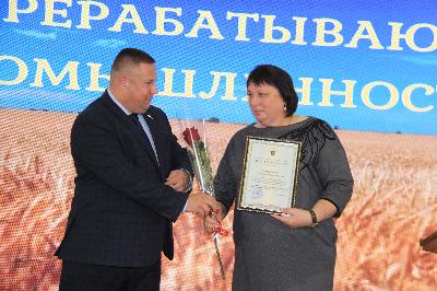 Роман Ковальский вручил награды лучшим аграриям региона 
