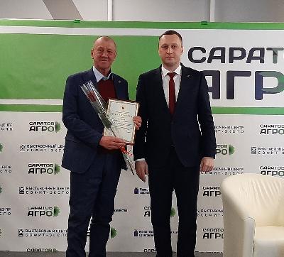 Глава региона Роман Бусаргин вручил аграриям Почетные грамоты Министерства сельского хозяйства РФ и Благодарственные письма Губернатора Саратовской области 