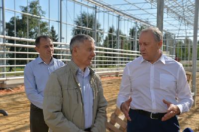 Валерий Радаев ознакомился с ходом строительства теплиц АО «Совхоз-Весна» 
