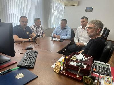 Сегодня Заместитель  Председателя  Правительства  области - министр сельского хозяйства области Роман  Ковальский совместно с Министерством  природных ресурсов  и экологии РФ в Питерском районе принял участие в оперативном совещании