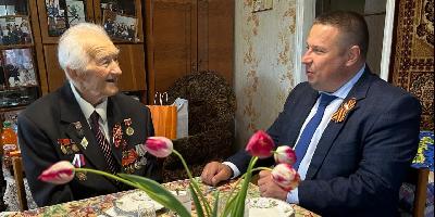 В гостях у труженика тыла. Роман Ковальский вручил Благодарственное письмо Губернатора почетному гражданину Калининского района Евгению Михайловичу Цаплину 