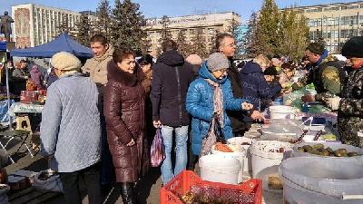Ярмарка на Театральной площади приглашает за покупками в субботу, 4 декабря
