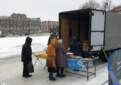 Более 170 сельхозтоваропроизводителей представляют свою продукцию на ярмарке выходного дня на Театральной площади 