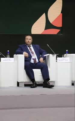 Заместитель Председателя Правительства Саратовской области - министр сельского хозяйства Саратовской области Роман Ковальский выступил с докладом на круглом столе «Основные направления развития и вовлечения в оборот земель сельскохозяйственного назначения