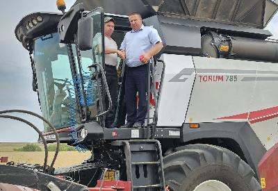 Роман Ковальский ознакомился с ходом уборки в сельхозпредприятиях Аркадакского района 
