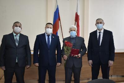 Министр сельского хозяйства Р.С. Ковальский поздравил главного агронома ФГУП «Солянское» Пугачесвского района А.К. Батищева с присвоением ему высокого почетного звания «Заслуженный работник сельского хозяйства РФ» 