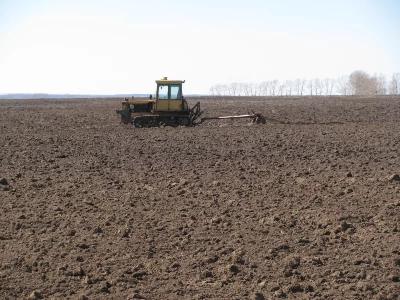 Земледельцы Саратовской области приступили к закрытию влаги на зяби и  озимых зерновых культурах