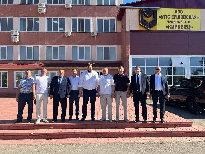 Генеральный директор АО "Росагролизинг" Павел Косов и Роман Ковальский посетили ремонтный завод "Кировец" на базе МТС "Ершовская" 