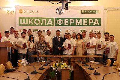 Лучшие выпускники «Школы фермера» получили гранты от Россельхозбанка