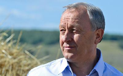 Валерий Радаев поздравил жителей региона с намолотом 5 млн тонн зерна 