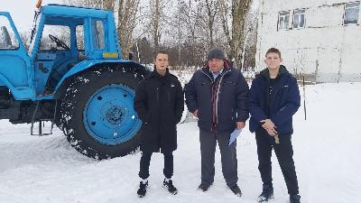 Студентам Ртищевского политехнического лицея вручили права трактористов 