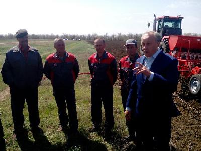 Глава региона ознакомился с ходом посевной кампании в Питерском районе